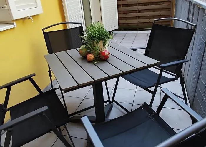 Altstadt-idylle Mit Balkon Und Parkplatz * Грац